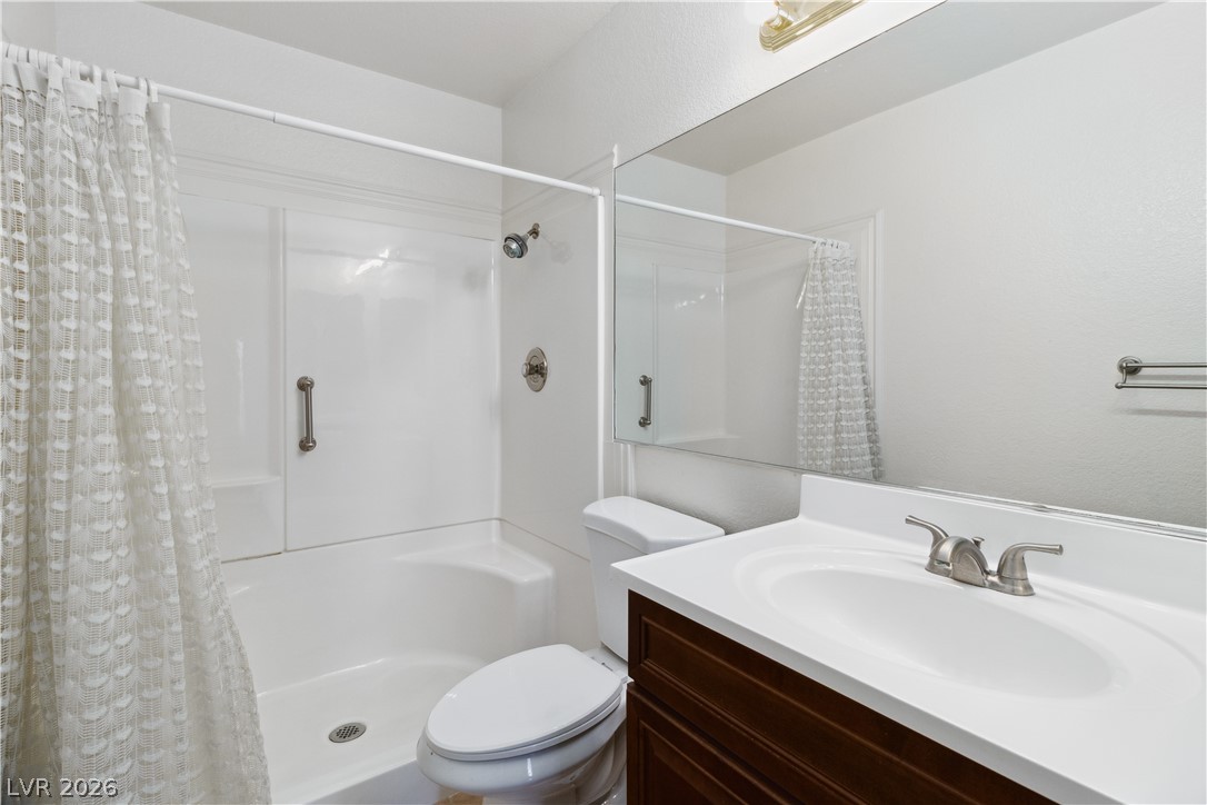 2146 High Dunes Lane Laughlin, NV 89029 - Photo 25 of 64 Primary ensuite full bathroom with toilet, vanity, and a shower with curtain