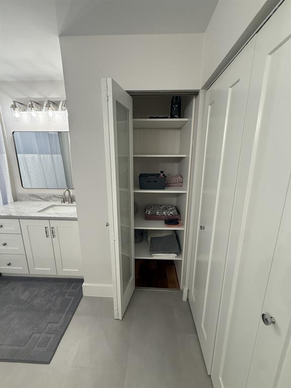 5560 Coach House Circle, Unit C Boca Raton, FL 33486 - Photo 22 of 31 a view of walk in closet with empty racks