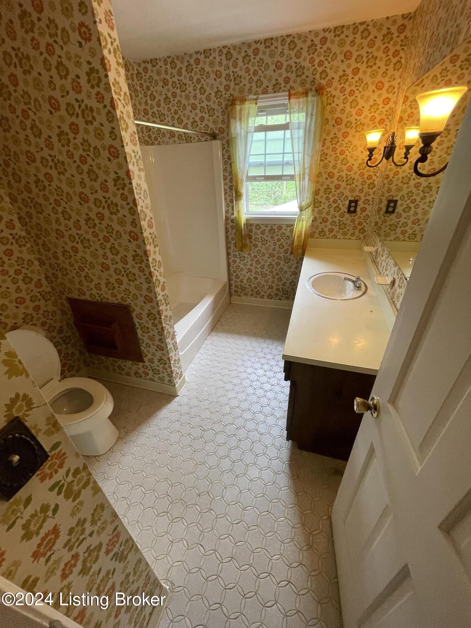 430 Knightsbridge Road Louisville, KY 40206 - Photo 6 of 13 Hall Bath