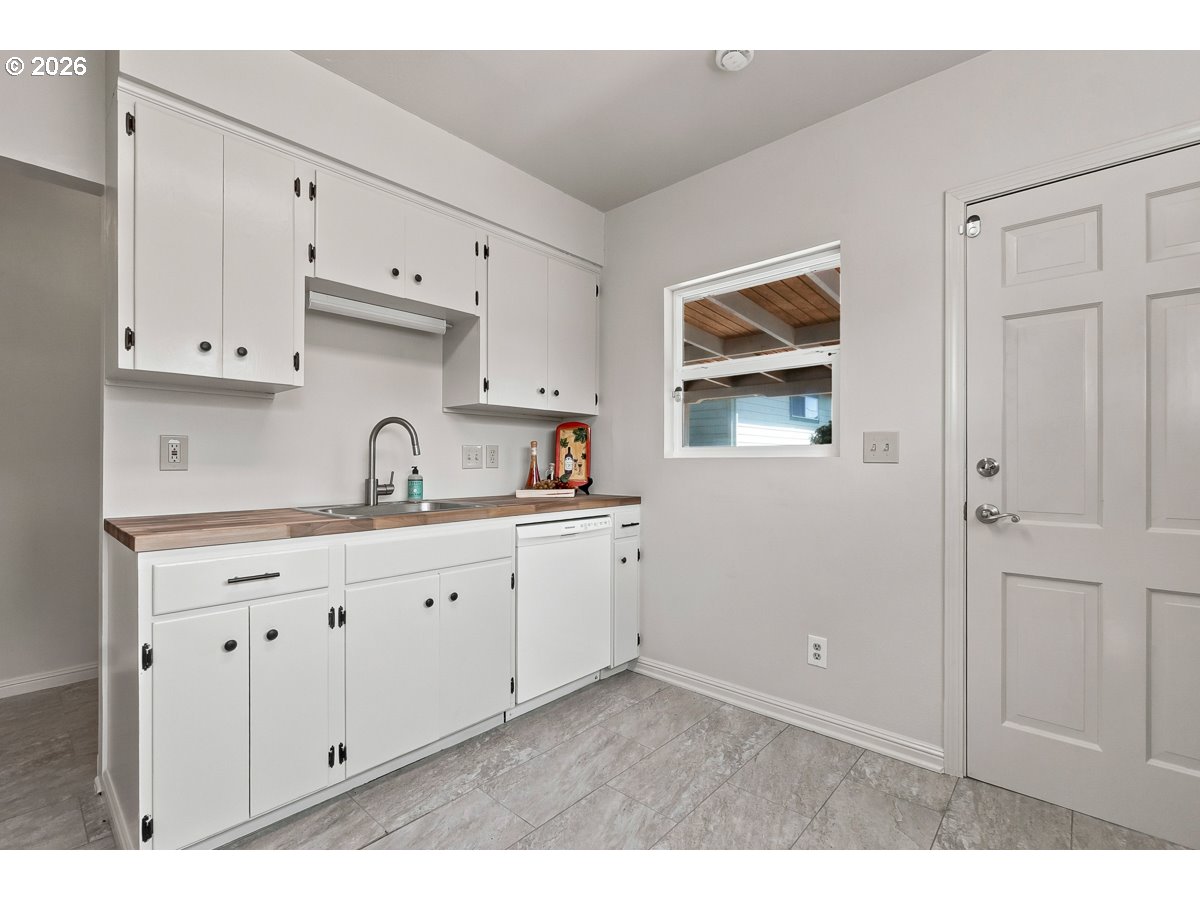 8501 Southwest 7th Avenue Portland, OR 97219 - Photo 10 of 34 Kitchen