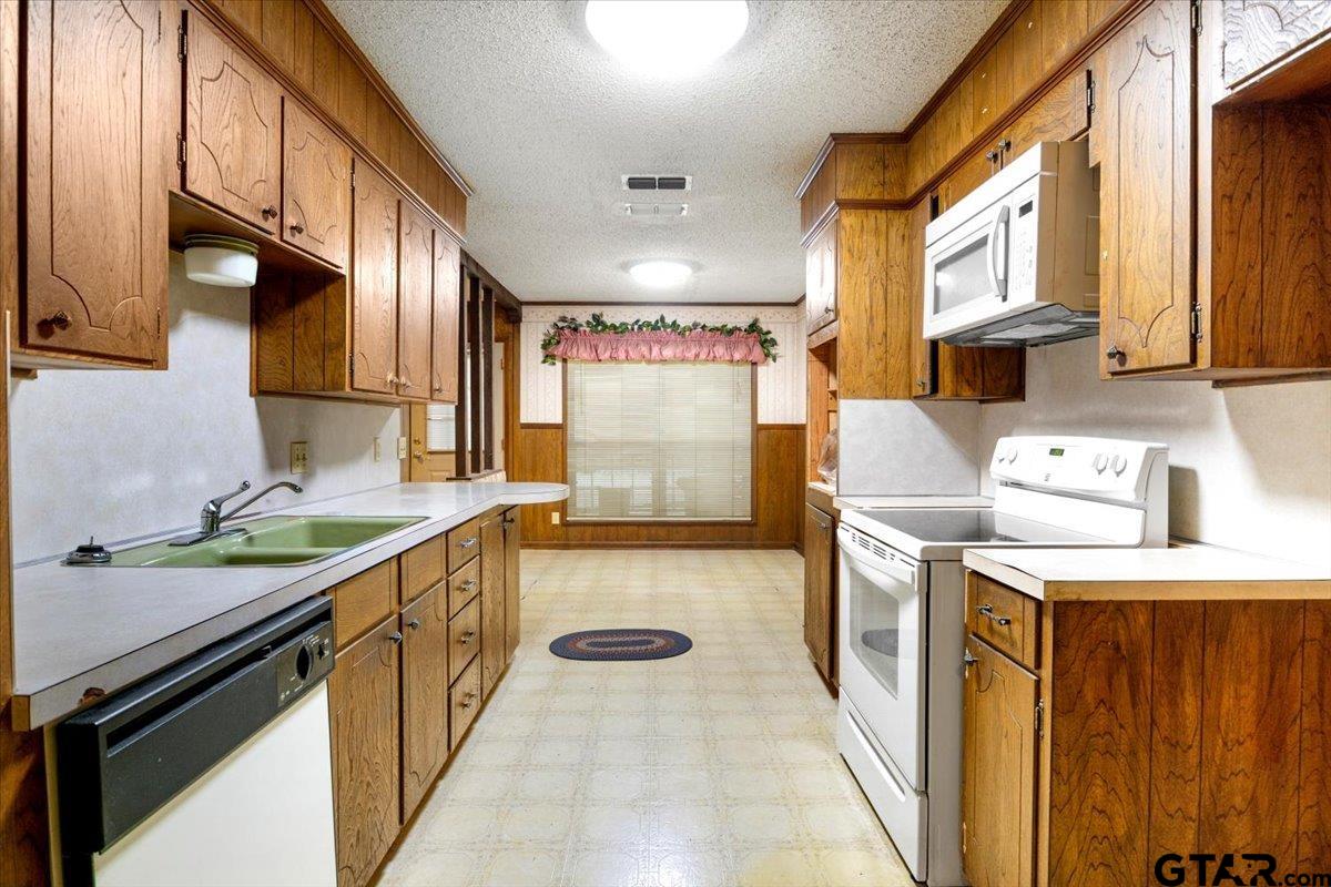 1302 Jeb Stuart Drive Tyler, TX 75703 - Photo 12 of 47