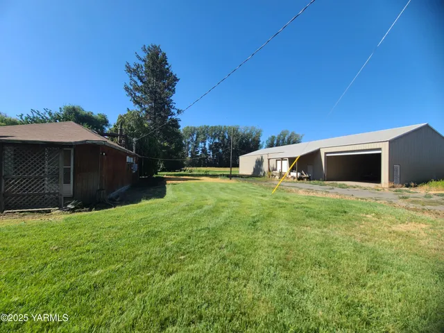 a view of a back yard of the house