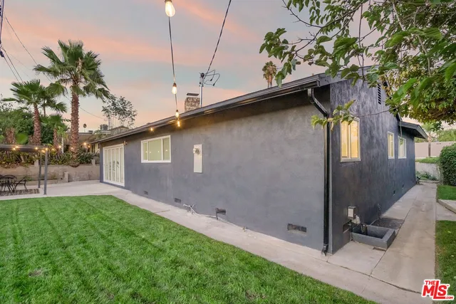 a view of a backyard with green space