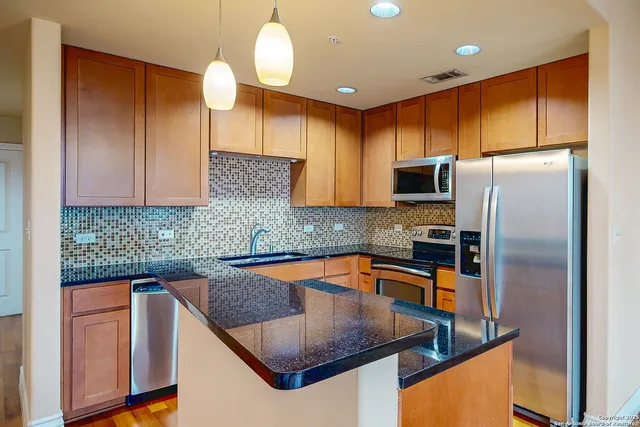 $1,600 | 215 Center Street, Unit 1104, San Antonio, TX 78202