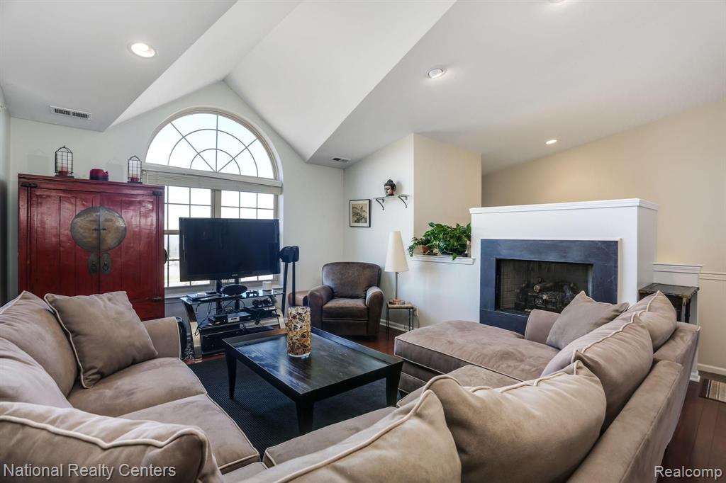 1444 Devon Lane Troy, MI 48084 - Photo 3 of 25