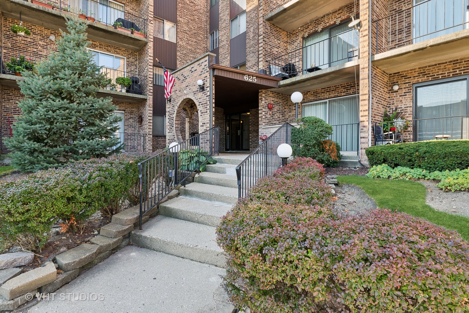 625 West Huntington Commons Road, Unit 105 Mount Prospect, IL 60056 - Photo 2 of 19 Gallery Image 2