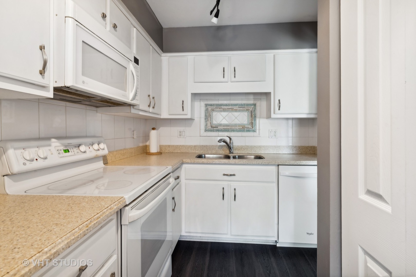 625 West Huntington Commons Road, Unit 105 Mount Prospect, IL 60056 - Photo 10 of 19 Gallery Image 10