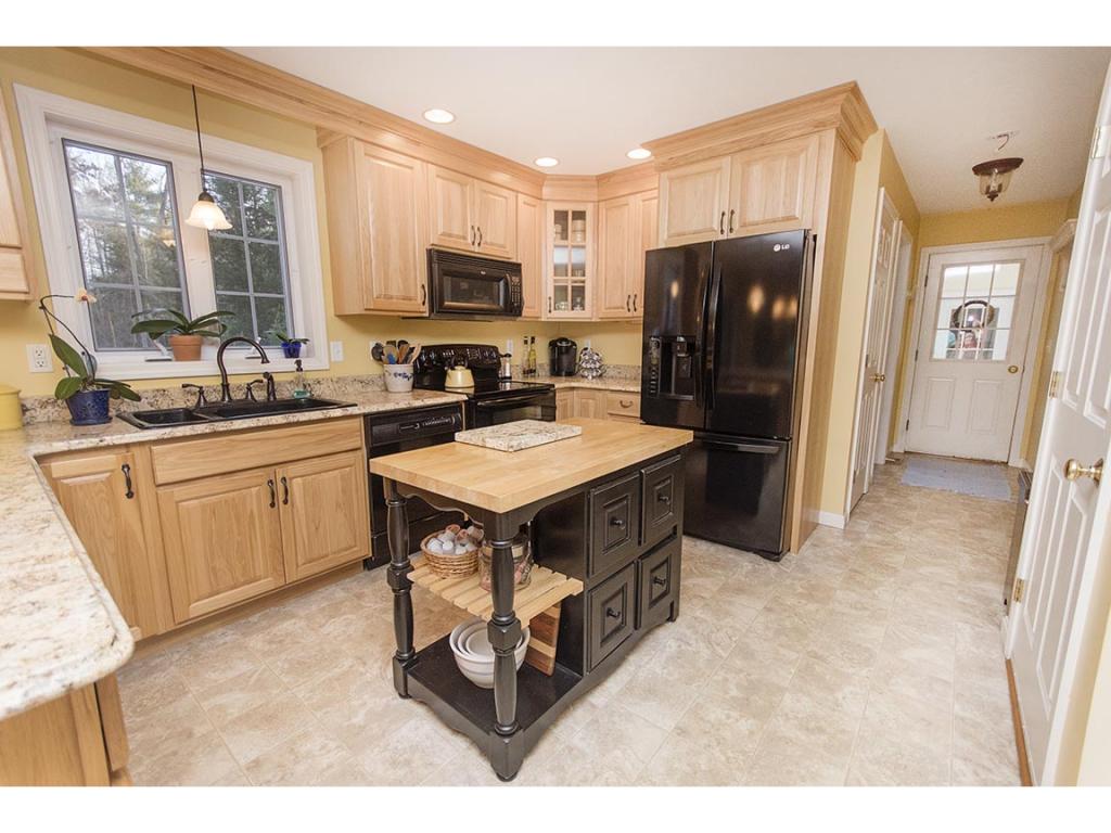 97 Royal Range Road Sandown, NH 03873 - Photo 12 of 36
