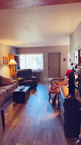 a view of a livingroom with furniture