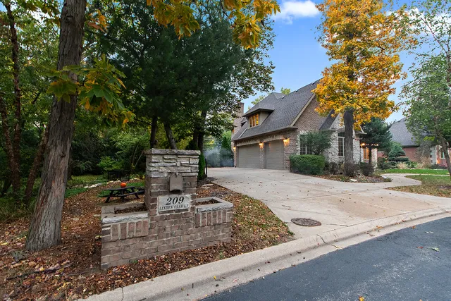 a view of a house with backyard