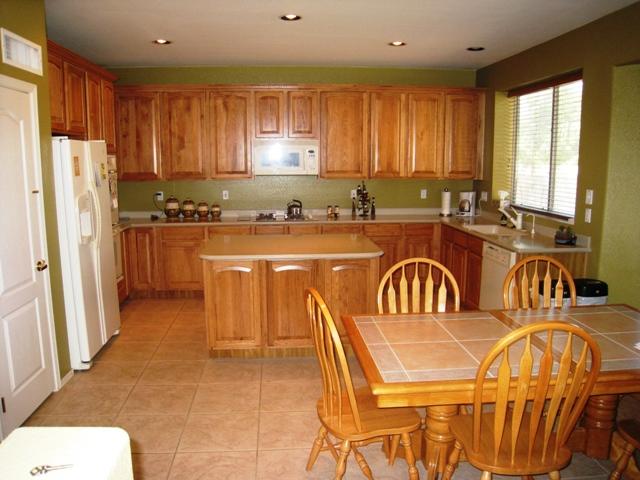 989 South Roles Drive Gilbert, AZ 85296 - Photo 2 of 6 Kitchen 1