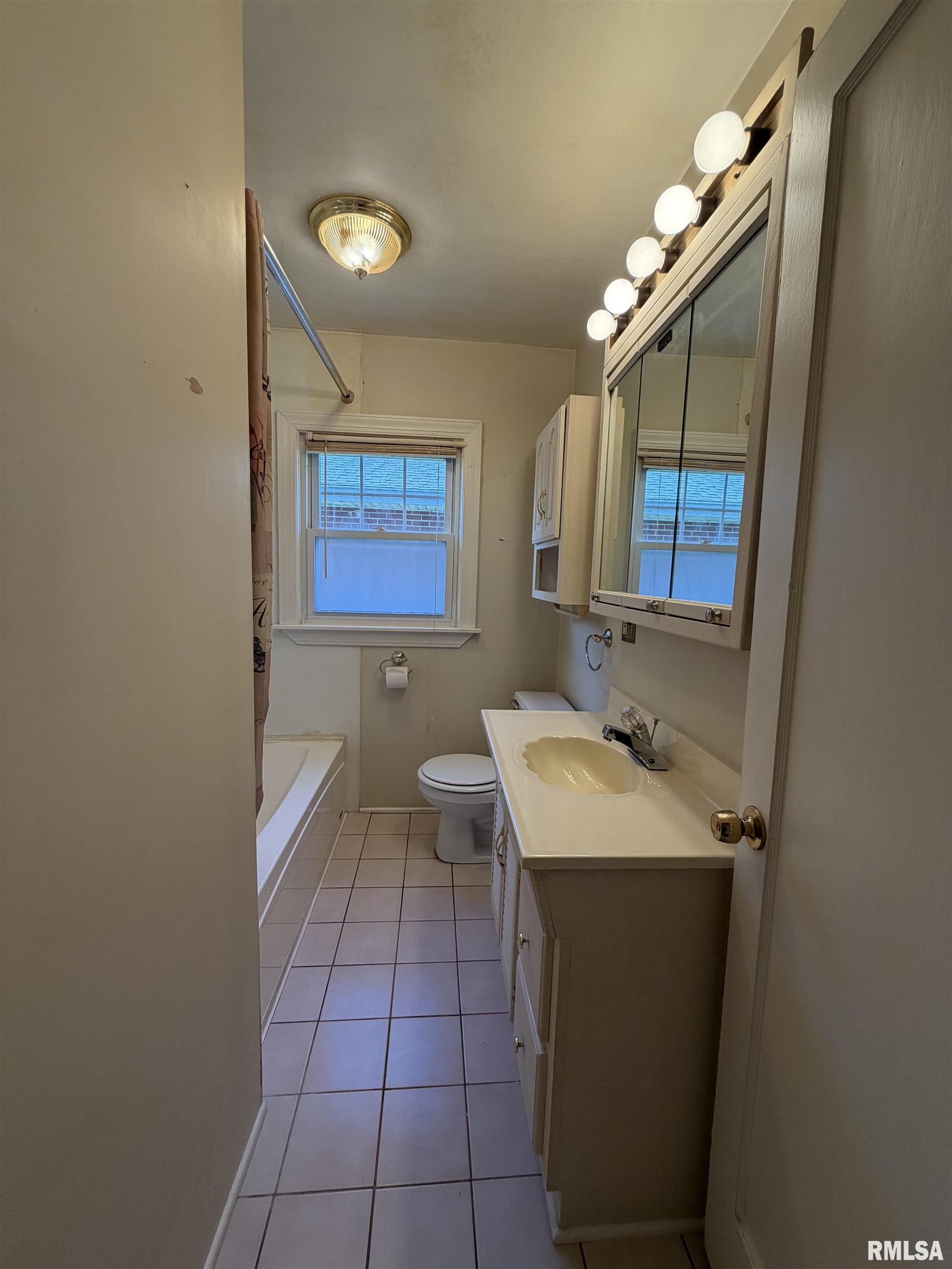 135 10th Street Carmi, IL 62821 - Photo 12 of 32