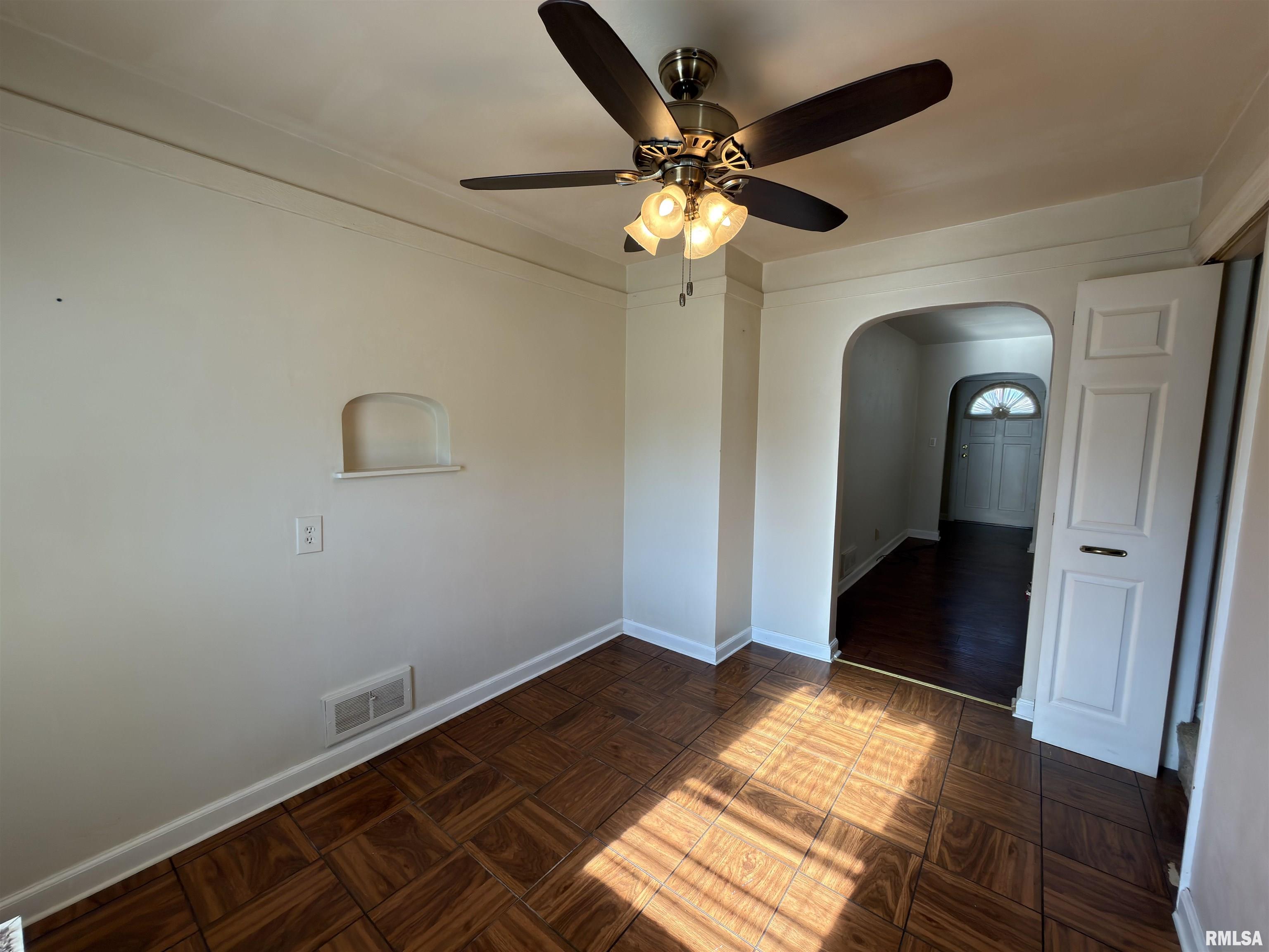 135 10th Street Carmi, IL 62821 - Photo 18 of 32