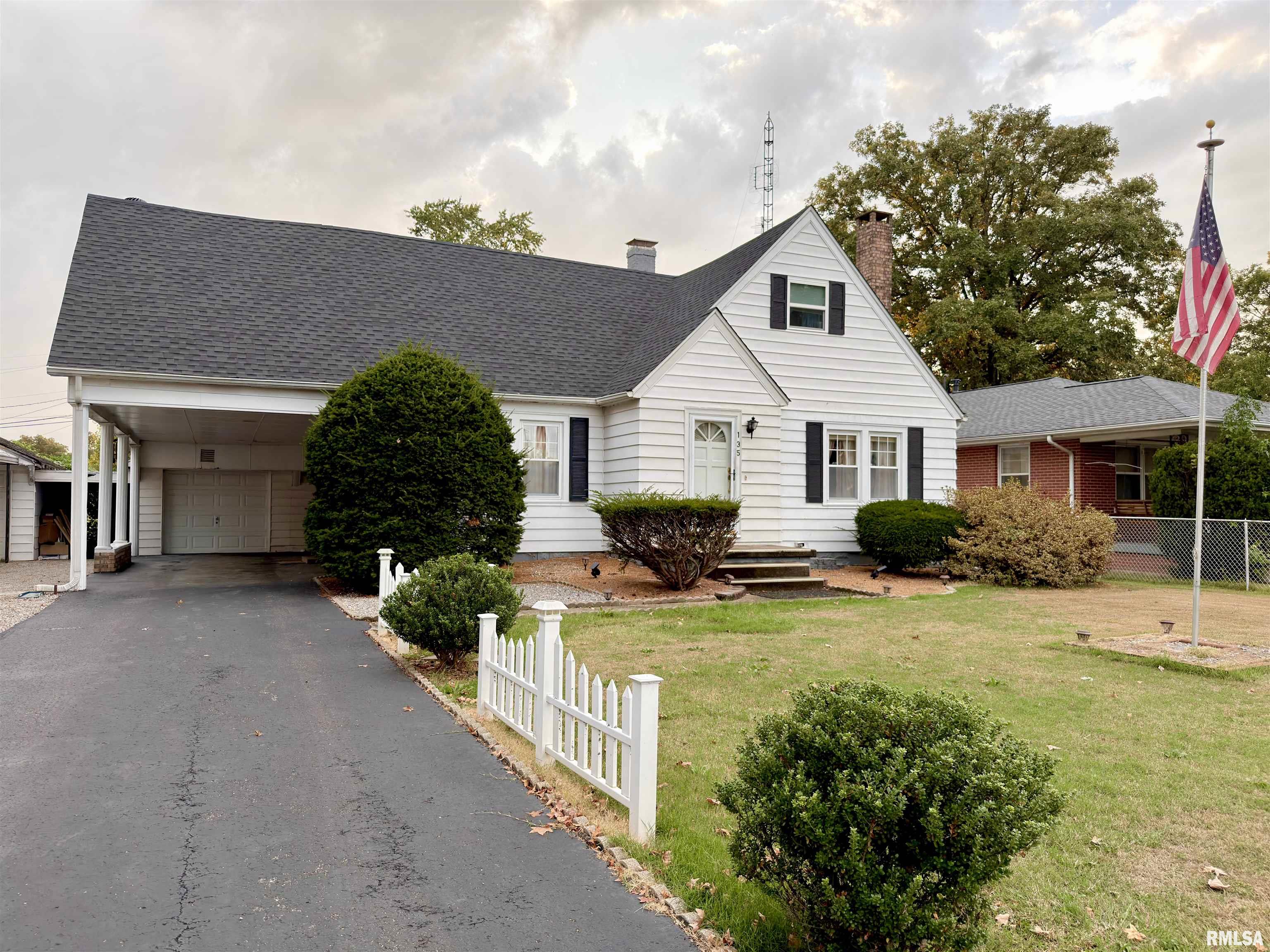 135 10th Street Carmi, IL 62821 - Photo 2 of 32