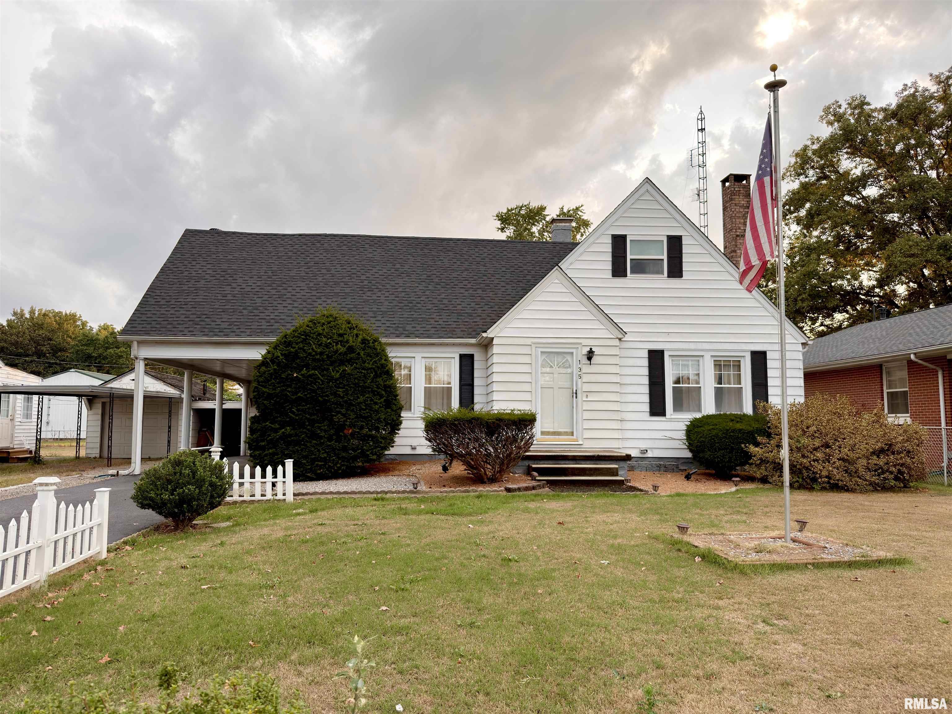 135 10th Street Carmi, IL 62821 - Photo 3 of 32