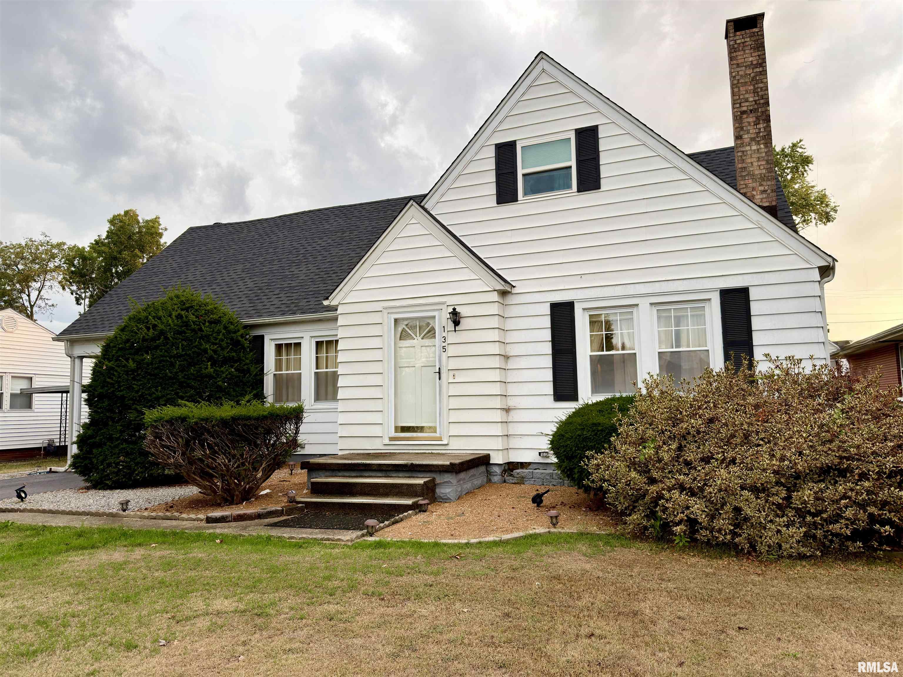 135 10th Street Carmi, IL 62821 - Photo 4 of 32