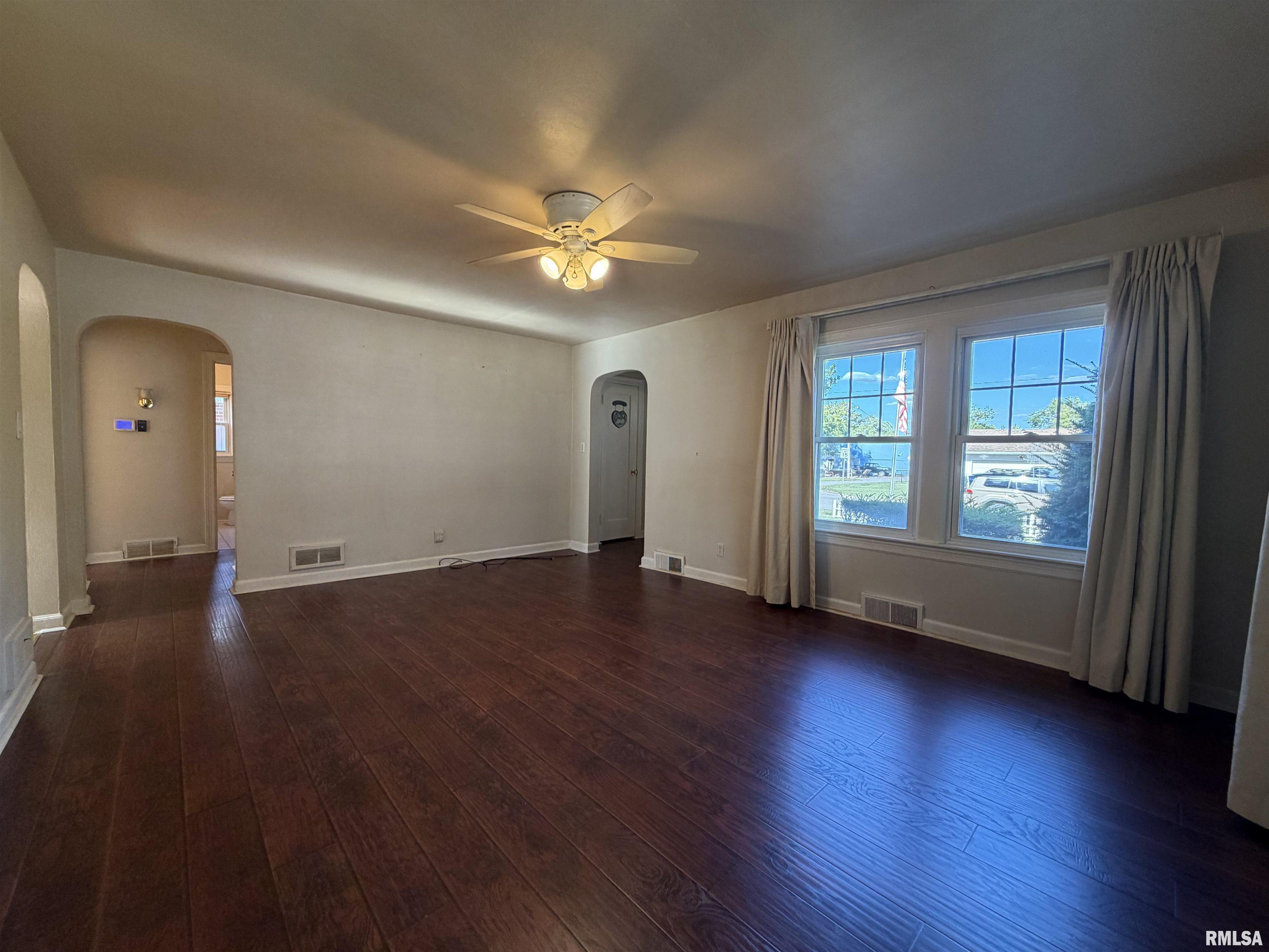 135 10th Street Carmi, IL 62821 - Photo 5 of 32