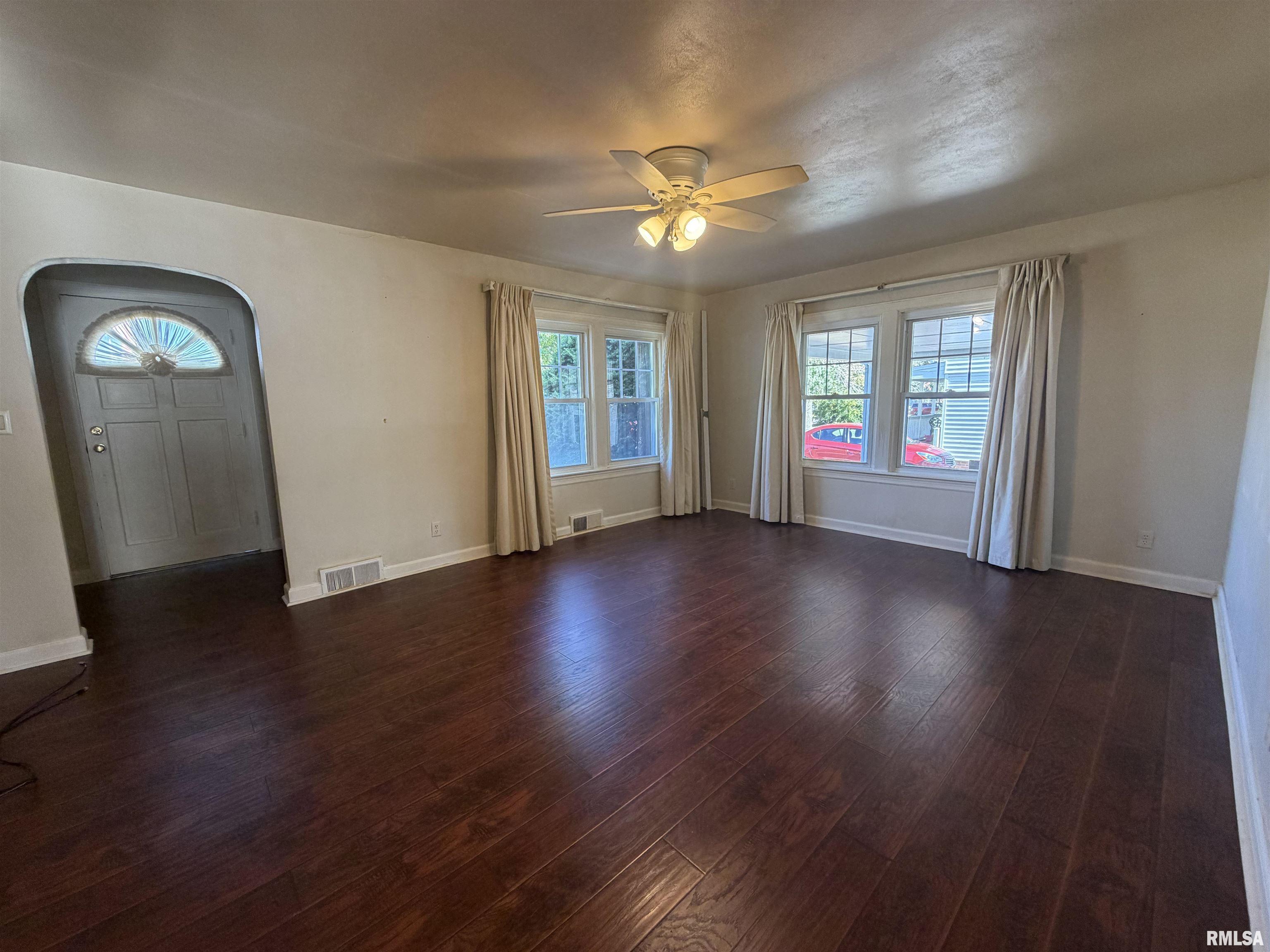 135 10th Street Carmi, IL 62821 - Photo 7 of 32