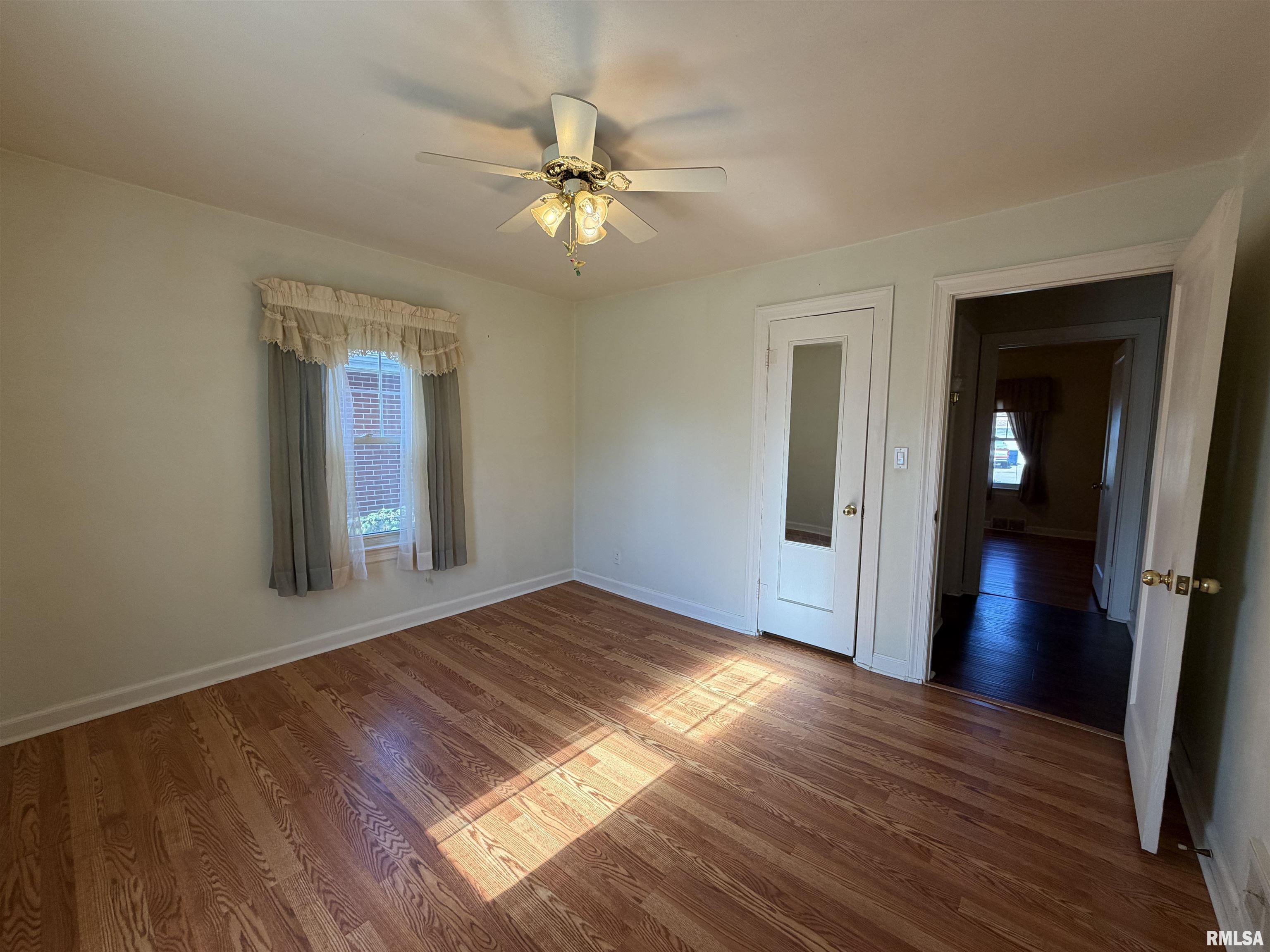 135 10th Street Carmi, IL 62821 - Photo 9 of 32