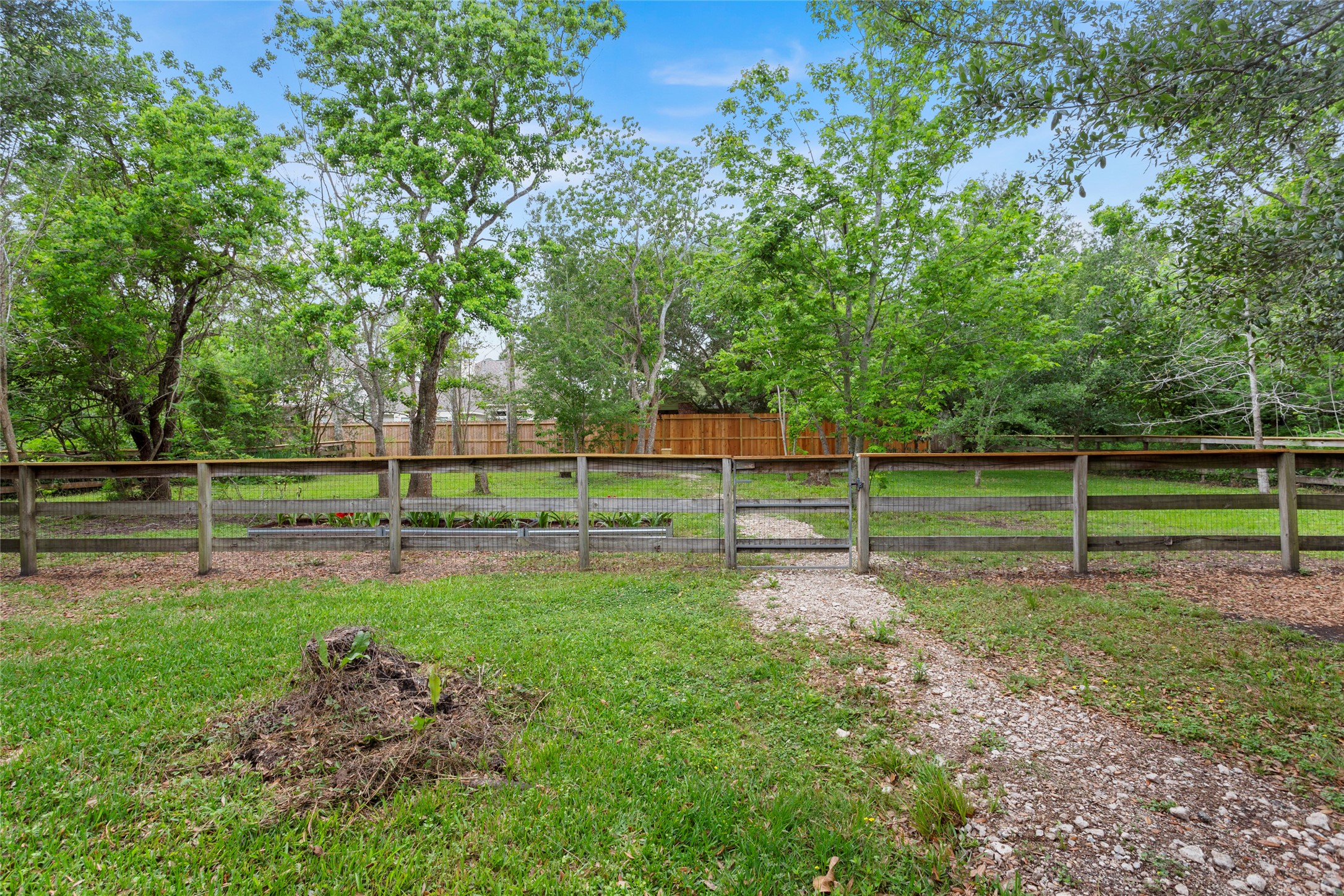 3650 Rivers Road Pearland, TX 77578 - Photo 17 of 22 Fenced area for rear deck and entertaining area.