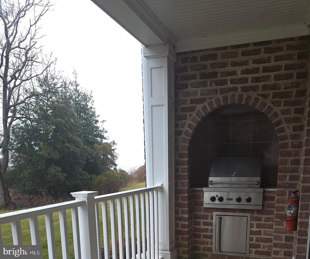 2102 Points Reach, Unit 2102 Berlin, MD 21811 - Photo 31 of 36 a view of a balcony with a stove