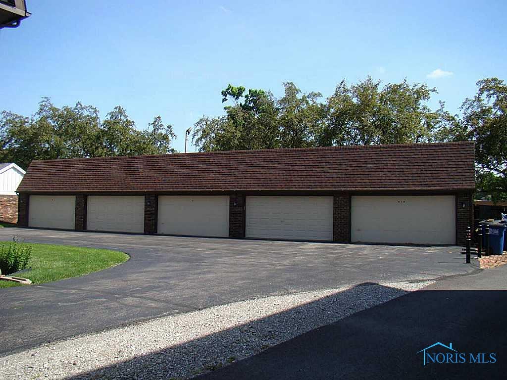 2233 Rockspring Road, Unit 1B Toledo, OH 43614 - Photo 20 of 20 Parking Lot/Garage.