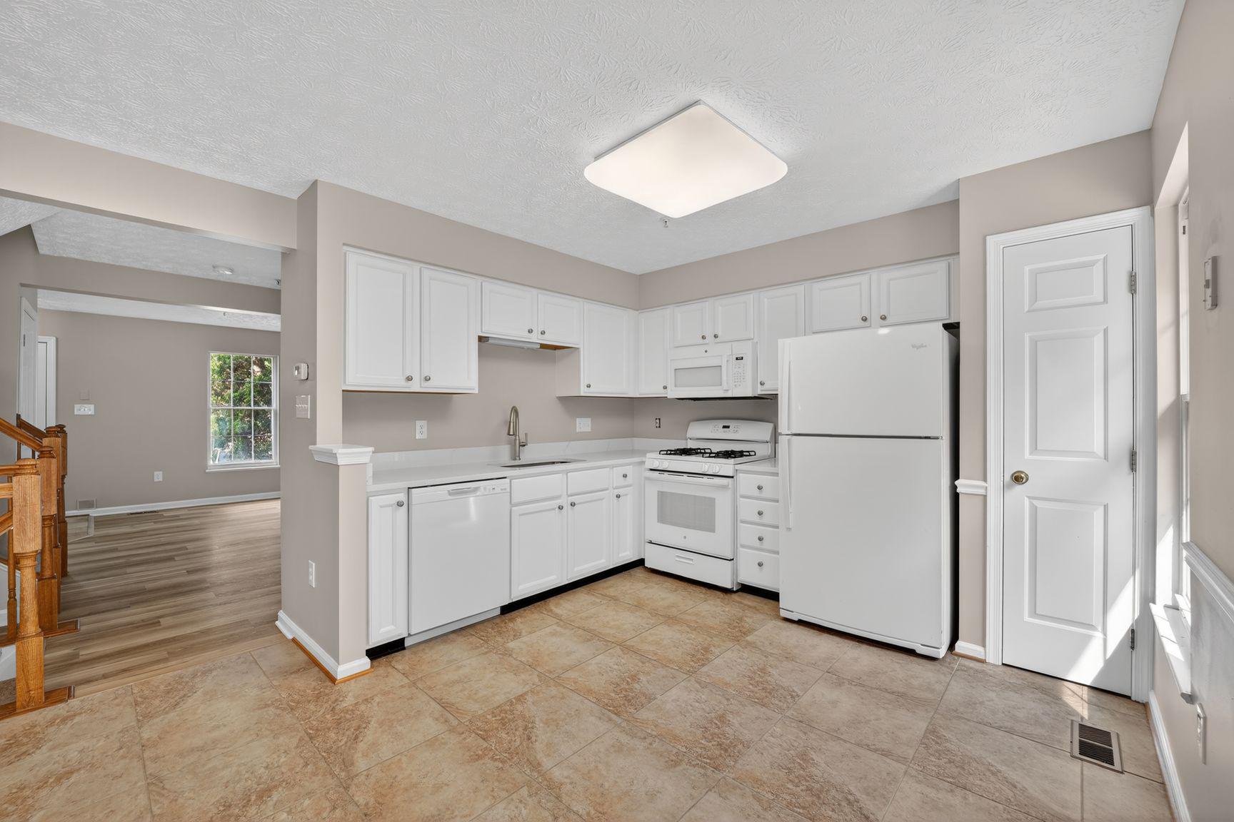 2518 Summers Ridge Drive Odenton, MD 21113 - Photo 10 of 35 Sunlight filled kitchen space.