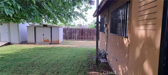 a view of a back yard