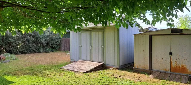 a view of backyard of the house
