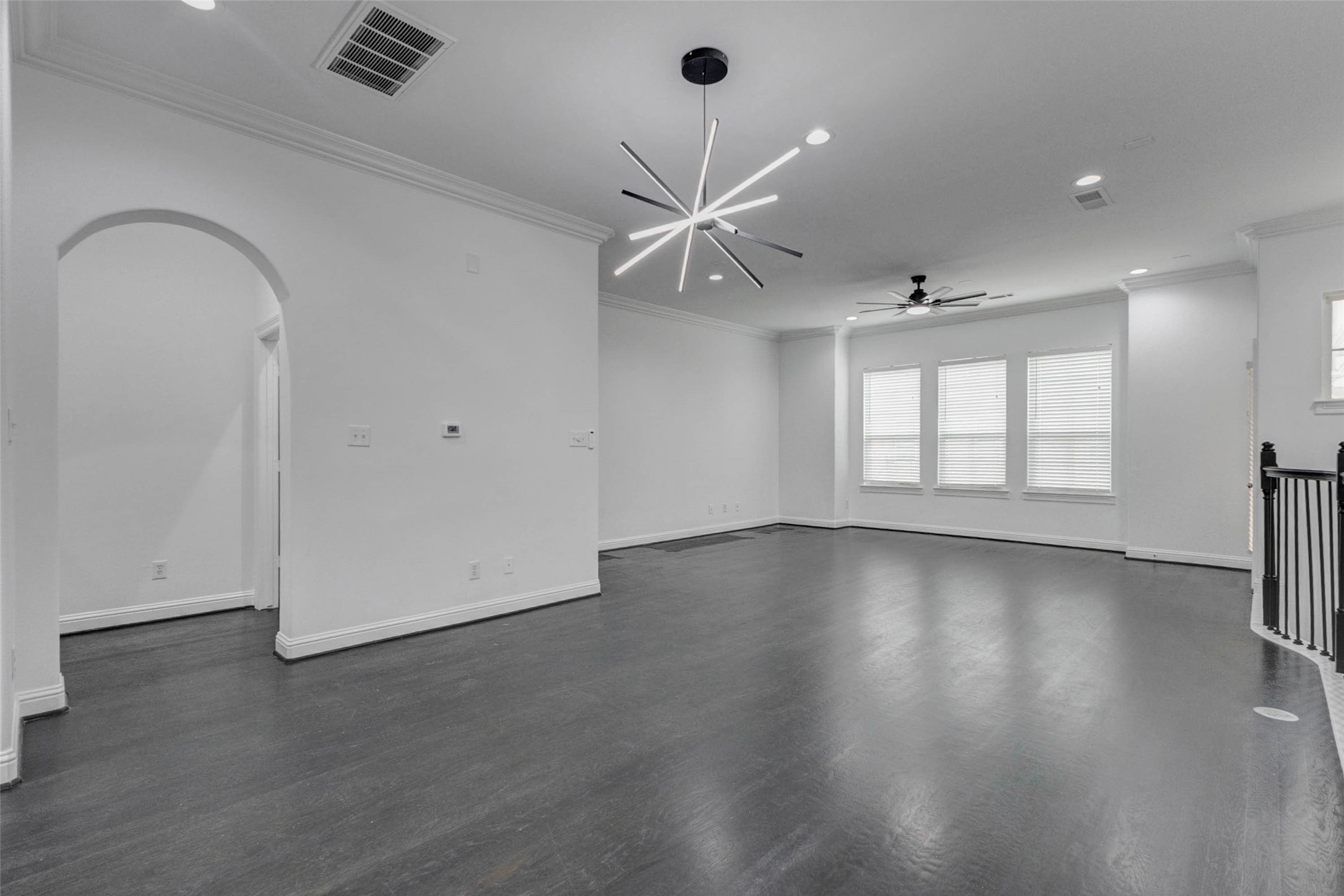 19 Versante Court Houston, TX 77070 - Photo 18 of 40 Through that arch way is where the half bath is!
