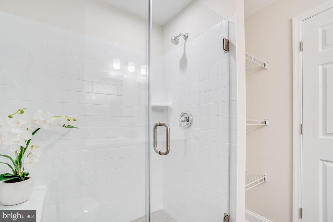 2105 Windsor Road Alexandria, VA 22307 - Photo 8 of 41 Master en suite