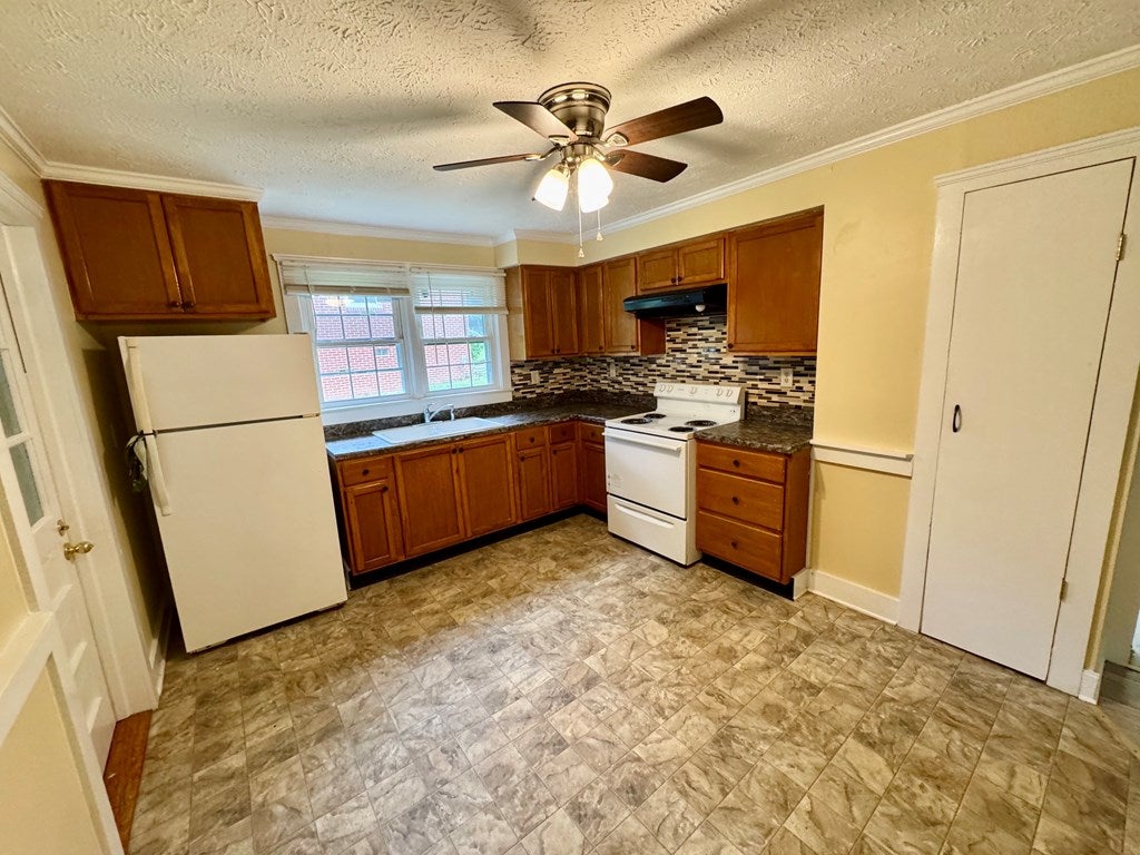 268 Evergreen Road Clarksville, VA 23927 - Photo 24 of 37 284-Kitchen