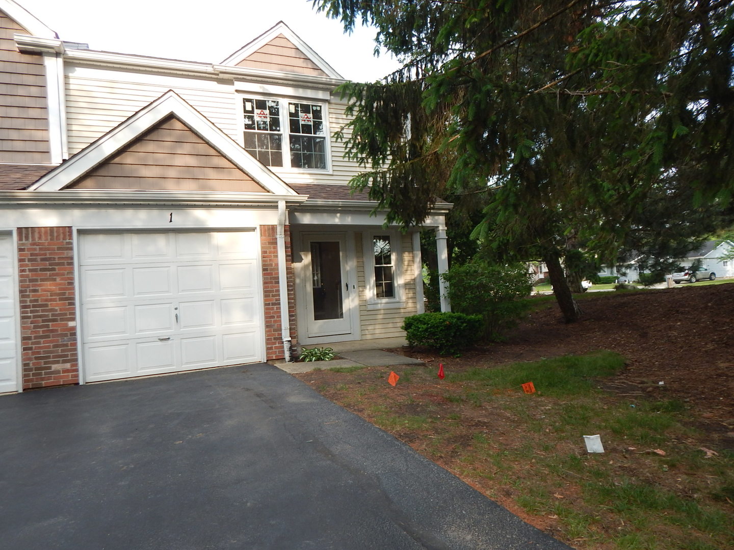 1 North Oltendorf Road Streamwood, IL 60107 - Photo 1 of 18 front view of a house with a yard