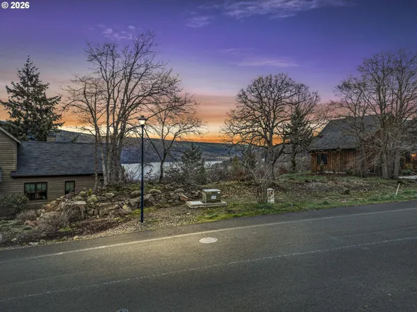 $450,000 | 895 Fifth Avenue, Mosier, OR 97040