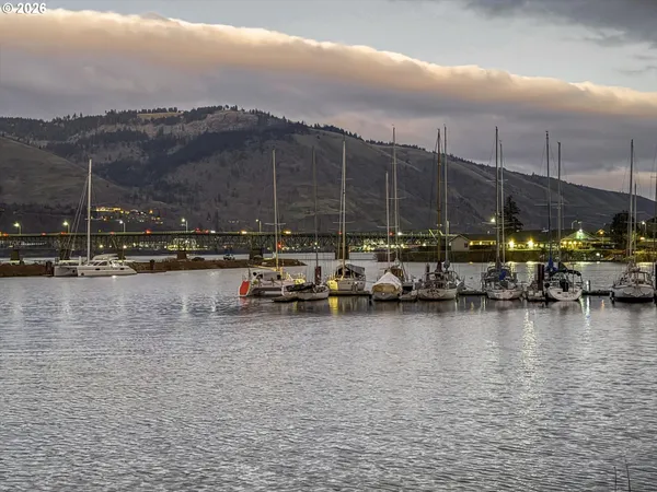 $450,000 | 895 Fifth Avenue, Mosier, OR 97040