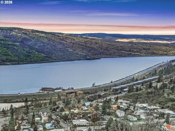 $450,000 | 895 Fifth Avenue, Mosier, OR 97040