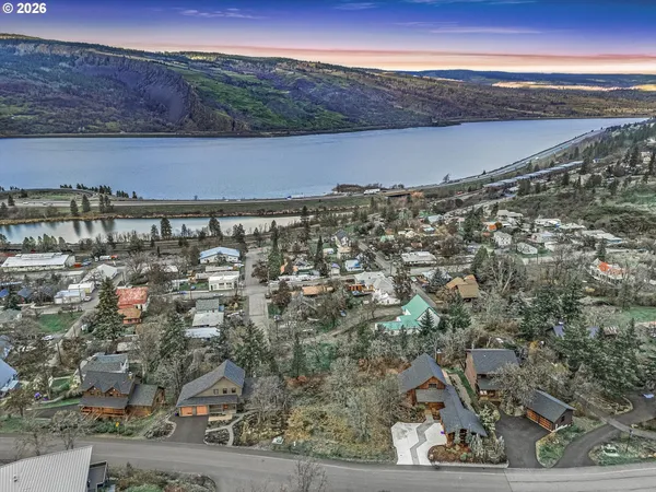 $450,000 | 895 Fifth Avenue, Mosier, OR 97040