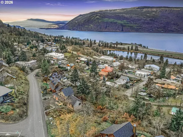 $450,000 | 895 Fifth Avenue, Mosier, OR 97040