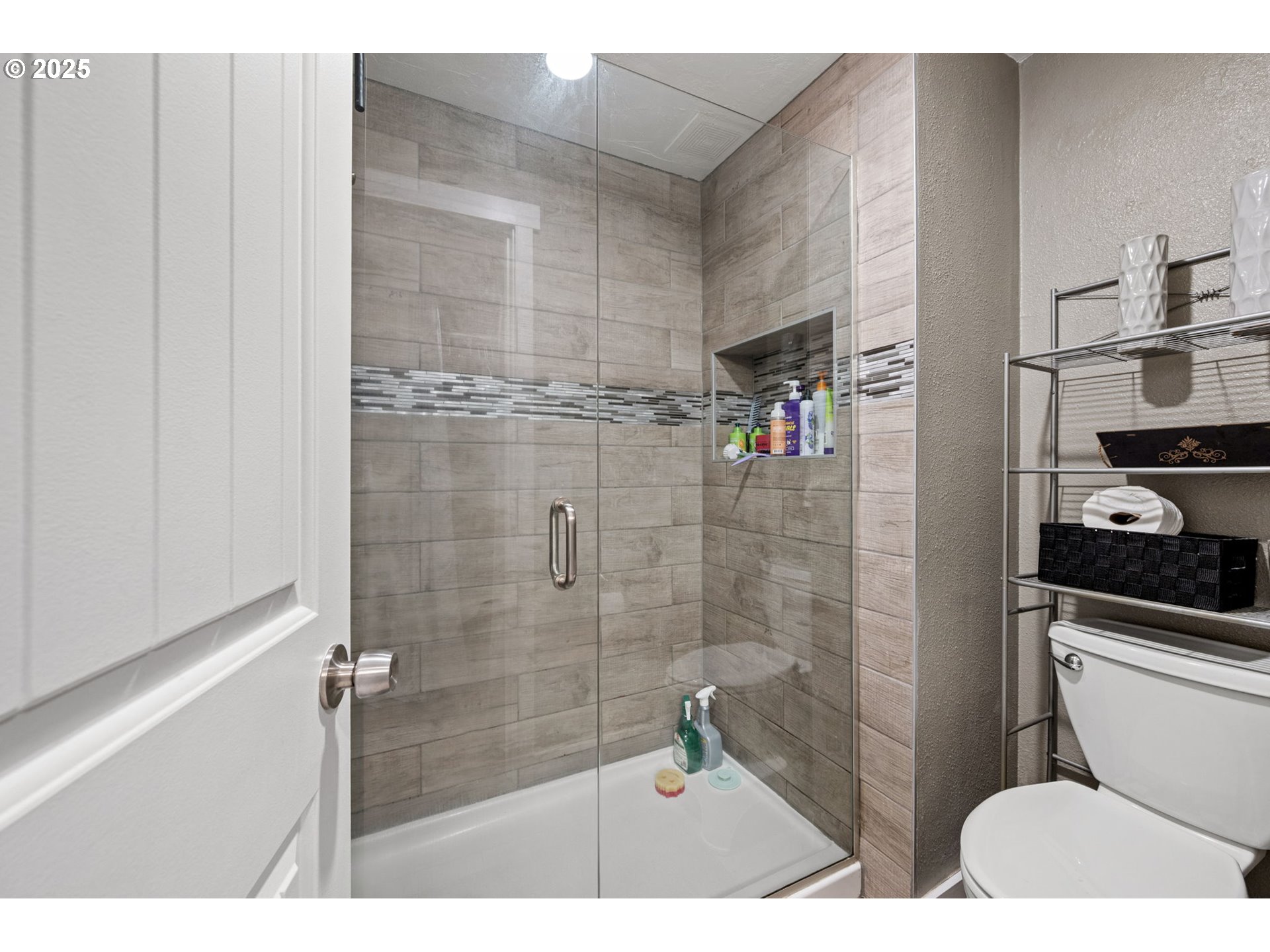 296 65th Street Springfield, OR 97478 - Photo 14 of 33 a bathroom with a shower and a toilet