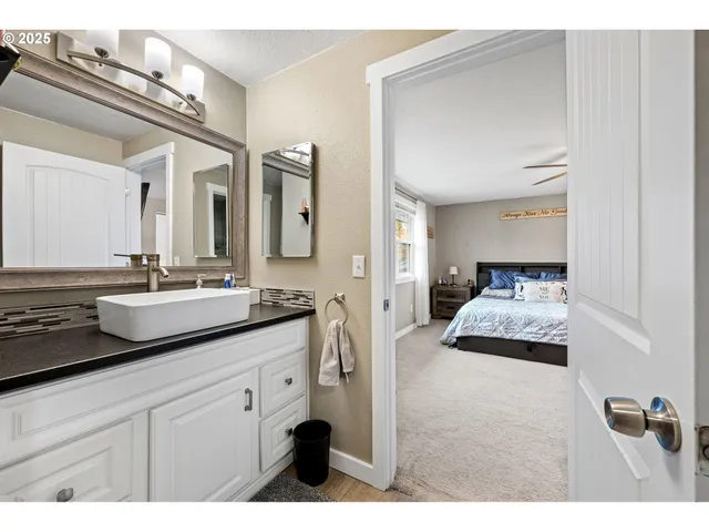 a en suite bathroom with sinks and mirror