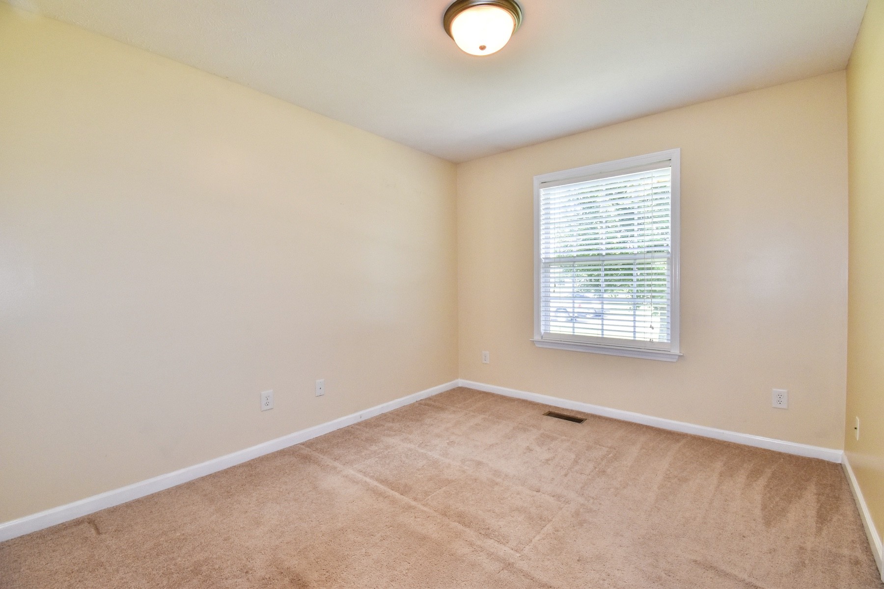 1621 Robert Road Columbia, TN 38401 - Photo 20 of 34 an empty room with windows