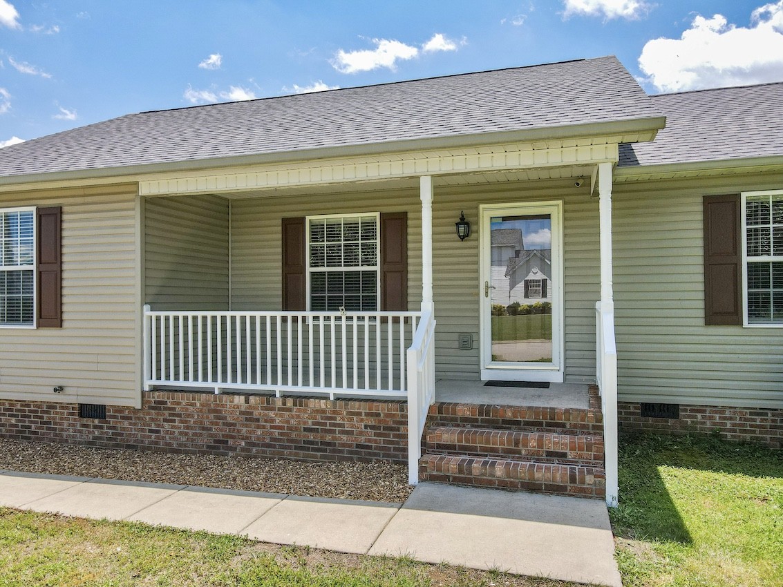 1621 Robert Road Columbia, TN 38401 - Photo 2 of 34 a front view of a house