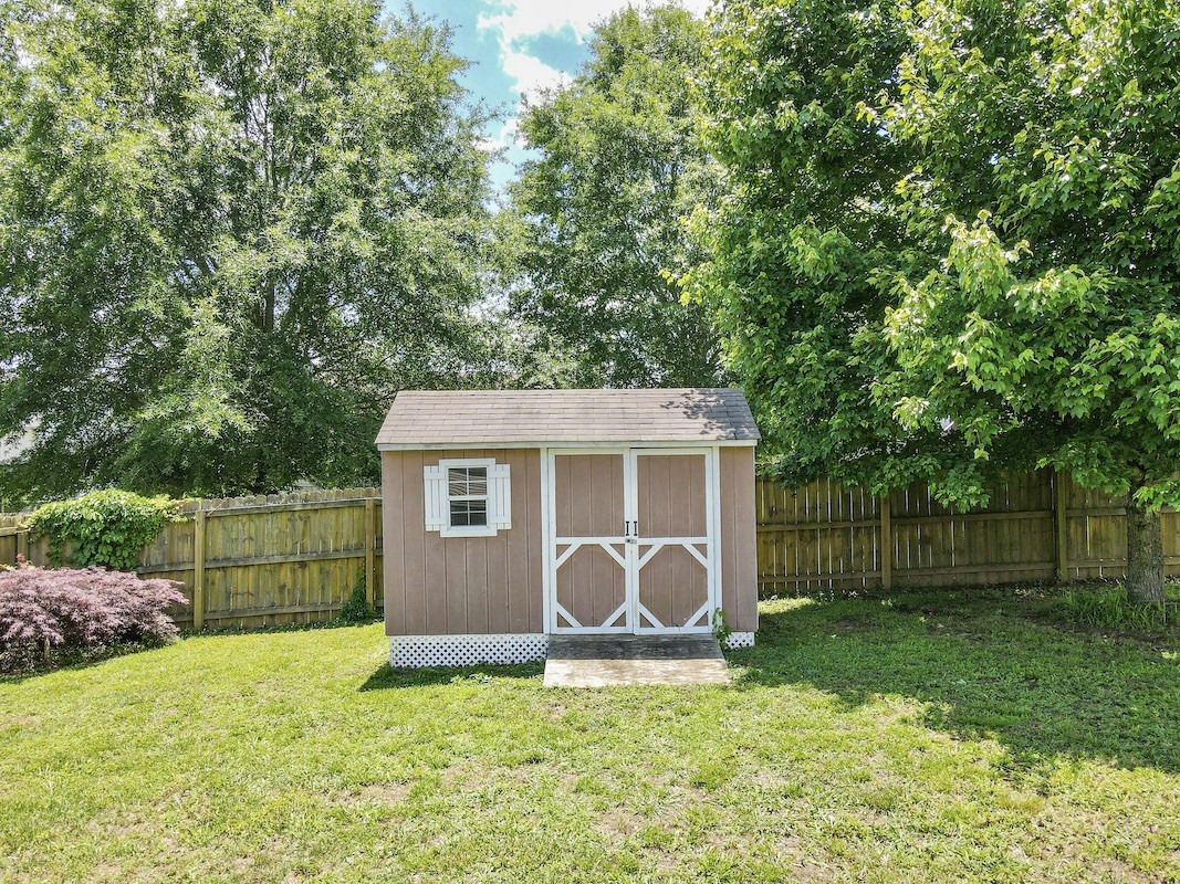 1621 Robert Road Columbia, TN 38401 - Photo 33 of 34 a view of a backyard with a garden and tree