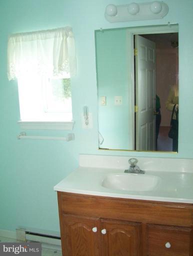 299 Ridge Road Westminster, MD 21157 - Photo 12 of 23 Main Level Full Bath