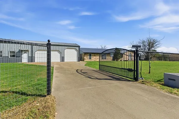 a view of a house with backyard and garden