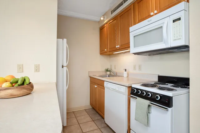 $650,000 | 106 Kaanapali Shores Place, Unit 1002, Lahaina, HI 96761