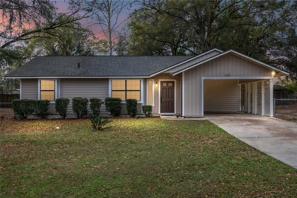 a view of a house with backyard and garden
