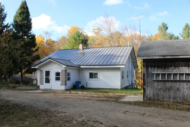 $650,000 | 401 South Bass Lake Avenue, Harrison, MI 48625