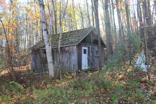 $650,000 | 401 South Bass Lake Avenue, Harrison, MI 48625