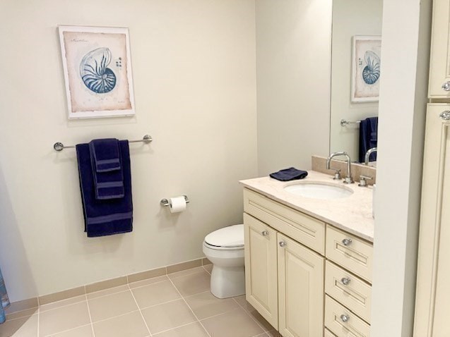 23 Shipyard Drive, Unit 303 Hingham, MA 02043 - Photo 10 of 13 a bathroom with a toilet a sink and mirror